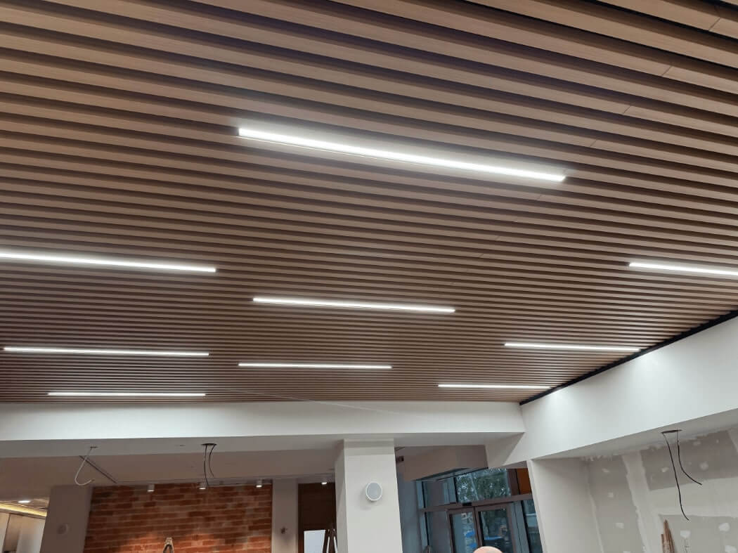 Oświetlenie ścian solnych cegieł i paneli